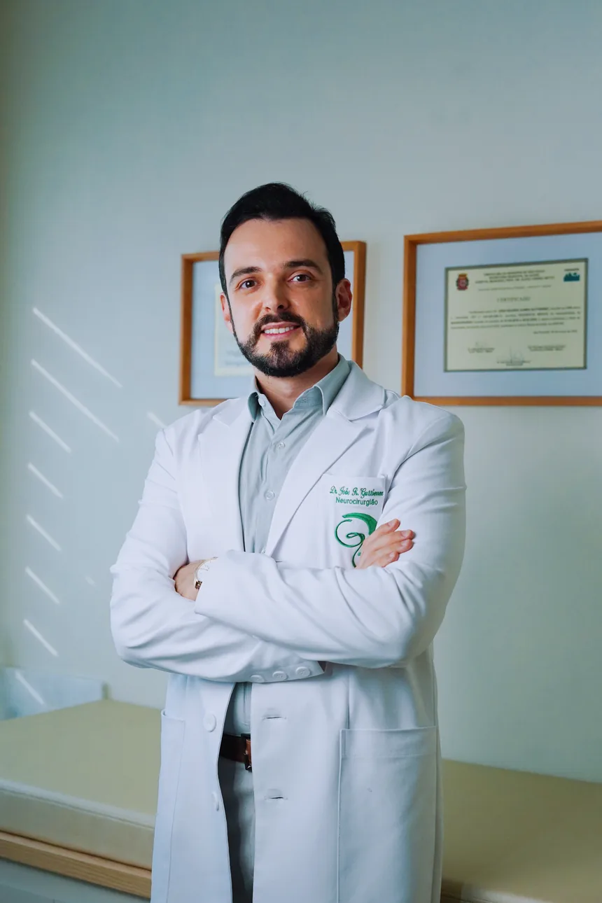 Dr. João Guttierrez ao lado de seus certificados no consultório